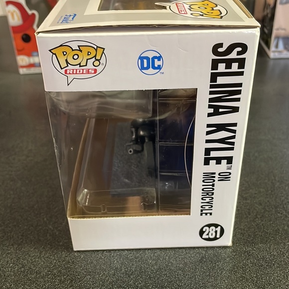 Pop! #281 Selina Kyle on Motorcycle - Picture 5 of 12